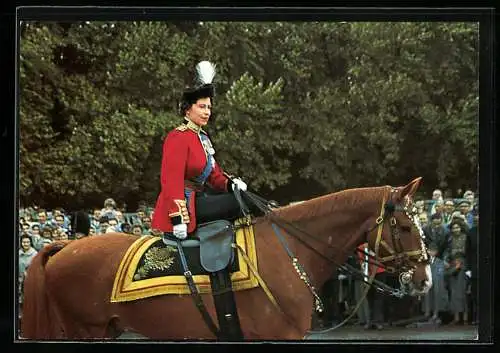 AK London, Königin Elizabeth II. in Uniform zu Pferd