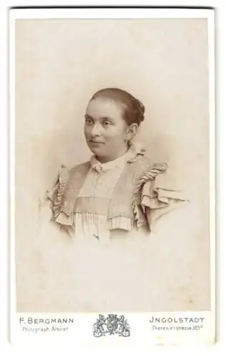 Fotografie F. Bergmann, Ingolstadt, Theresienstrasse 329, Portrait einer jungen Frau mit hochgestecktem Haar