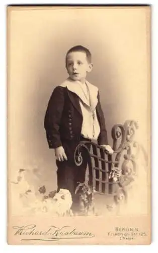 Fotografie Richard Kasbaum, Berlin, Friedrich-Str. 125, Porträt eines Jungen in eleganter Kleidung