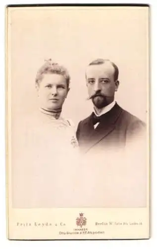 Fotografie Fritz Leyde & Co., Berlin, Unter den Linden 16, Portrait eines Paares