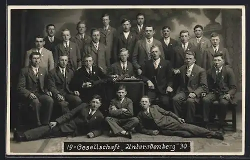 Foto-AK Handenberg /O.-Oe., Gruppenfoto der Gesellschaft Unter-Adenberg, Musiker mit Zither