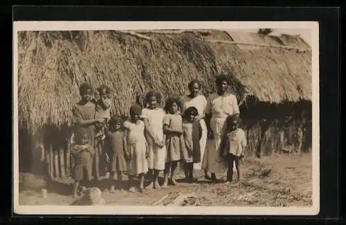 AK Est. d. Sao Paulo, Frauen- u. Kinder vor einer strohgedeckten Hütte