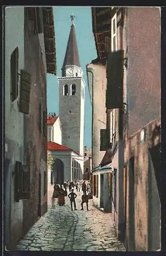 AK Trieste, Motiv aus einer kleinen Gasse mit Blick zur Kirche