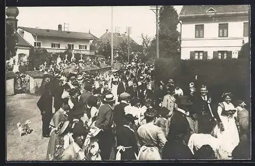 AK Schliersee, Menschensammlung auf der Strasse