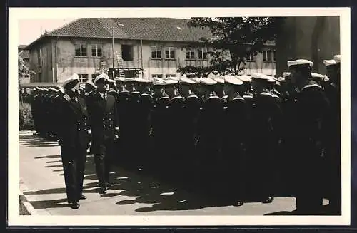 Foto-AK Wilhelmshaven, Vereidigung in der Kaserne ca. 1960, 1. /1. S. St. Abt.