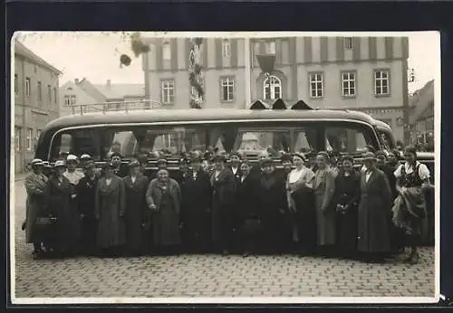 Foto-AK Mügeln /Sachsen, Reisebus vor dem Rathaus 1927