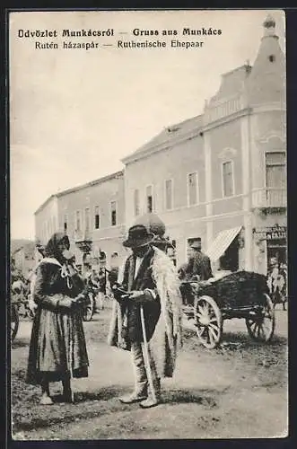 AK Munkács, Ruthenisches Ehepaar auf einer Strasse, Kutsche, Geschäftshaus