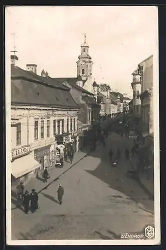 AK Uzhorod, Strassenpartie mit Geschäften und Kirche aus der Vogelschau