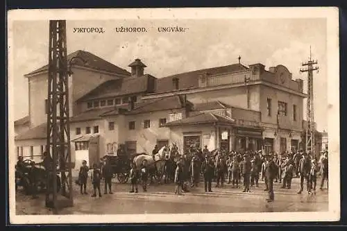 AK Uzhorod, Menschenmenge, Strassenpartie