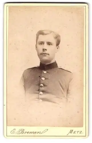 Fotografie E. Bremen, Metz, Gartenstr. 23, Porträt eines jungen Soldaten in Uniform