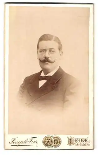 Fotografie Joseph Fier, Trier, Fleischstrasse 31, Portrait eines elegant gekleideten Herren mit Schnurrbart