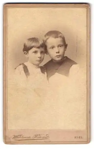 Fotografie Waldemar Renard, Kiel, Sophienblatt 18, Zwei Kinder in inniger Pose