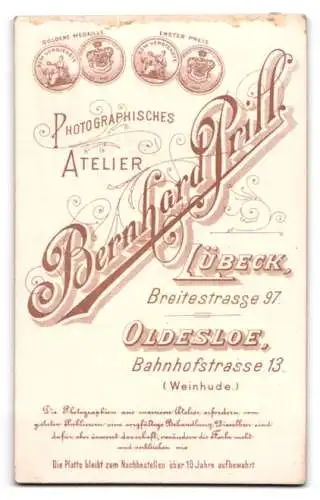 Fotografie Bernhard Prill, Lübeck, Breitestrasse 97, Zwei junge Frauen in weissen Kleidern