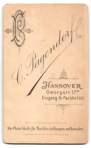 Fotografie C. Pagendorf, Hannover, Georgstr. 17, Zwei Kinder neben einem Tisch mit Buch