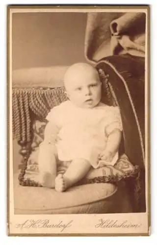 Fotografie A. H. Burdorf, Hildesheim, Neue Osterstrasse 10, Baby in einem Stuhl sitzend