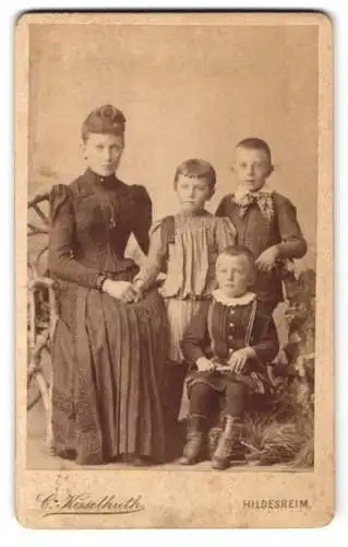 Fotografie Carl Kesselhuth, Hildesheim, Kaiserstrasse 44, Dame mit drei Kindern