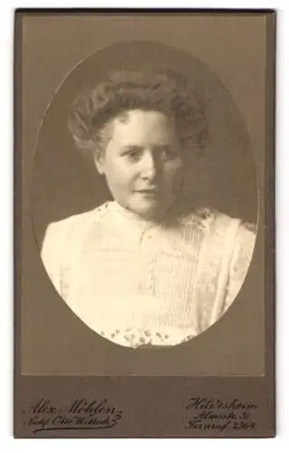 Fotografie Alex Möhlen, Hildesheim, Almstr. 31, Frauenportrait in eleganter Spitzenbluse