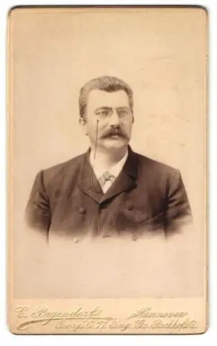 Fotografie C. Pagendorf, Hannover, Georgstrasse 17, Brustporträt eines Mannes mit Brille und Schnurrbart