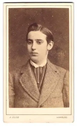 Fotografie J. Julius, Hamburg, gr. Bleichen 31, Portrait eines jungen Mannes im Anzug