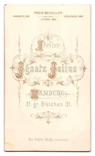 Fotografie J. Julius, Hamburg, gr. Bleichen 31, Portrait eines jungen Mannes im Anzug