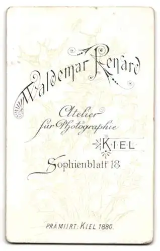 Fotografie Waldemar Renard, Kiel, Sophienblatt 18, Zwei Frauen in eleganter Kleidung