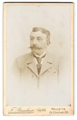 Fotografie F. Benckert, Halle a. S., Gr. Ulrichstr. 29, Portrait eines Mannes mit Schnurrbart