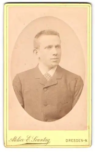 Fotografie E. Sonntag, Dresden, Alaunstr. 14, Porträt eines ernst blickenden jungen Mannes