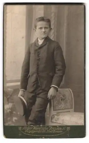 Fotografie Bruno Wendsche, Dresden, Leipzigerstrasse 58, Junge im Anzug mit Hut in der Hand