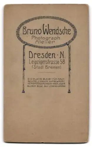 Fotografie Bruno Wendsche, Dresden, Leipzigerstrasse 58, Junge im Anzug mit Hut in der Hand