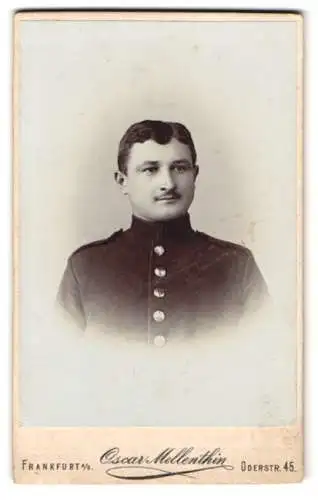 Fotografie Oscar Mellenthin, Frankfurt a. O., Oderstrasse 45, Porträt eines jungen Soldaten in Uniform