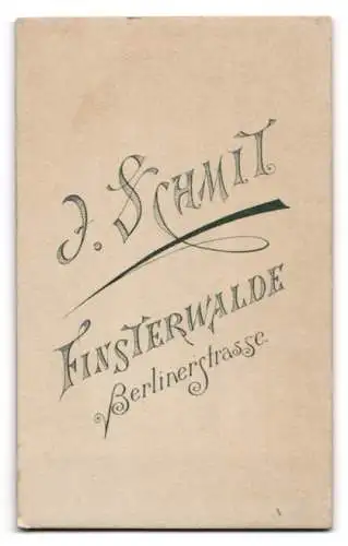 Fotografie J. Schmit, Finsterwalde, Berlinerstrasse, Portrait einer jungen Frau im feinen Kleid