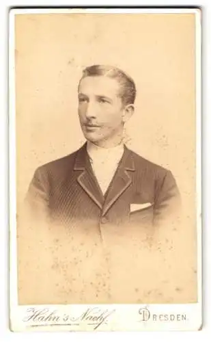 Fotografie Hahn`s Nachf., Dresden, Waisenhaus-Str. 16, Portrait eines eleganten Herren im Anzug