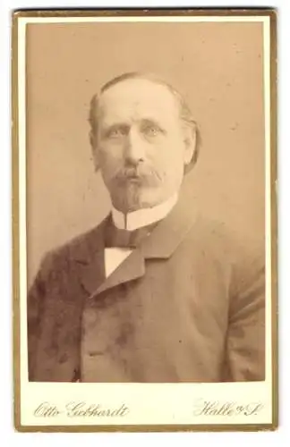 Fotografie Otto Gebhardt, Halle a. S., Poststrasse 9-10, Portrait eines älteren Herrn mit Schnurrbart