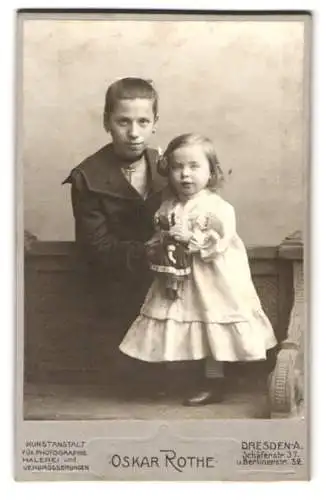 Fotografie Oskar Rothe, Dresden, Schäferstrasse 37, Junge Frau mit kleinem Mädchen