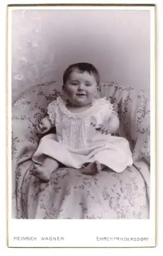 Fotografie Heinrich Wagner, Ehrenfriedersdorf, Chemnitzerstrasse, Fröhliches Baby auf einem Stuhl