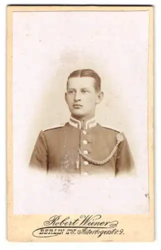 Fotografie Robert Wiener, Berlin, Jüterbogerstr. 9, Porträt eines jungen Soldaten in Uniform