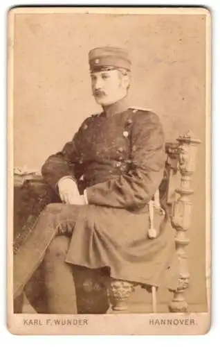 Fotografie Karl F. Wunder, Hannover, Friedrichstrasse, Porträt eines Soldaten in Uniform