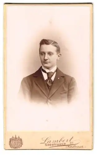 Fotografie Lambert, Dresden, Seestrasse 21, Portrait eines jungen Mannes in formeller Kleidung