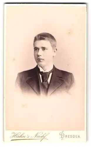 Fotografie Hahn`s Nachf., Dresden, Waisenhausstr. 16, Portrait eines jungen Mannes in Anzug