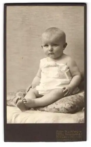 Fotografie Hahn Nachfolger, Dresden-Altstadt, Ferdinand-Str. 11, Ein kleines Kind auf einem Kissen sitzend