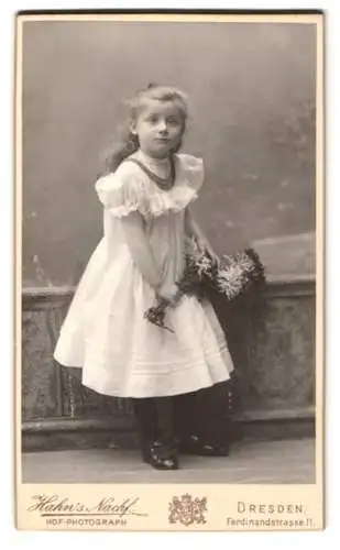 Fotografie Hahn`s Nachf., Dresden, Ferdinandstrasse 11, Porträt eines jungen Mädchens mit Blumenstrauss