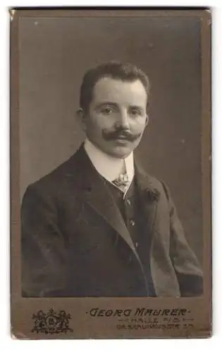 Fotografie Georg Maurer, Halle a. S., Gr. Brauhausstr. 30, Portrait eines eleganten Herrn