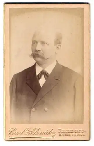 Fotografie Carl Schneider, Reichenbach i. V., Bahnhofstrasse, Portrait eines Mannes mit Schnurrbart