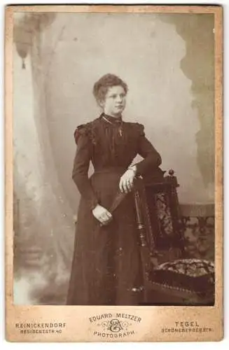 Fotografie Eduard Meltzer, Tegel, Schönebergerstr., Dame in dunklem Kleid vor einem Stuhl stehend