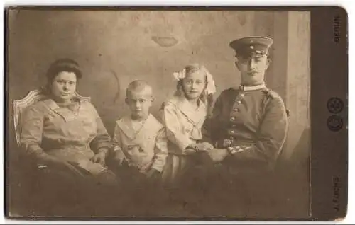 Fotografie J. Fuchs, Berlin, C. Königstr. 29 /29, Soldat in Uniform mit seiner Frau und zwei Kindern