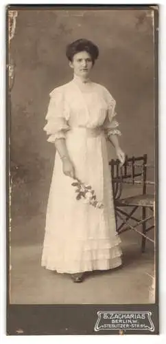 Fotografie S. Zacharias, Berlin, Steglitzer-Strasse 61, Dame in elegantem weissen Spitzenkleid mit Blumen