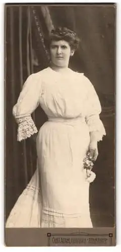 Fotografie Curt Adam, Stralsund, Heilgeiststr. 8, Frau in weissem Kleid mit Blumenstrauss