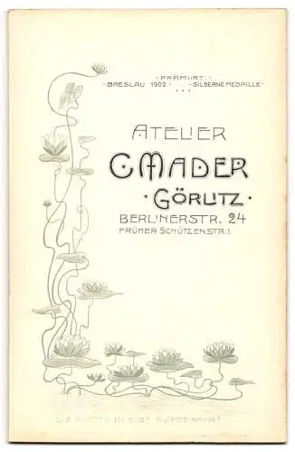 Fotografie C. Mader, Görlitz, Berlinerstr. 24, Mutter mit Kind im stilvollen Kleid