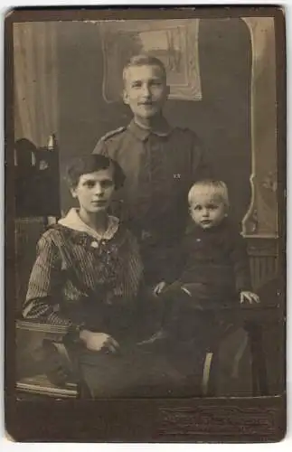 Fotografie Alfred Richter, Radebeul, Uniformierter Soldat mit Frau und Kind