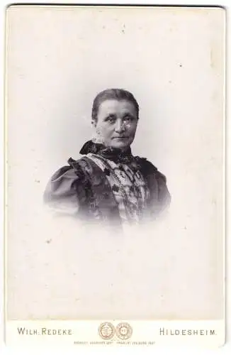 Fotografie Wilh. Redeke, Hildesheim, Kreuzstrasse 22, Portrait einer älteren Dame mit hochgeschlossenem Kleid